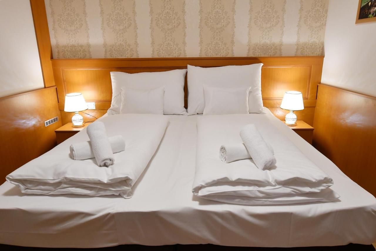 Hotel Barbakan Pécs Eksteriør billede