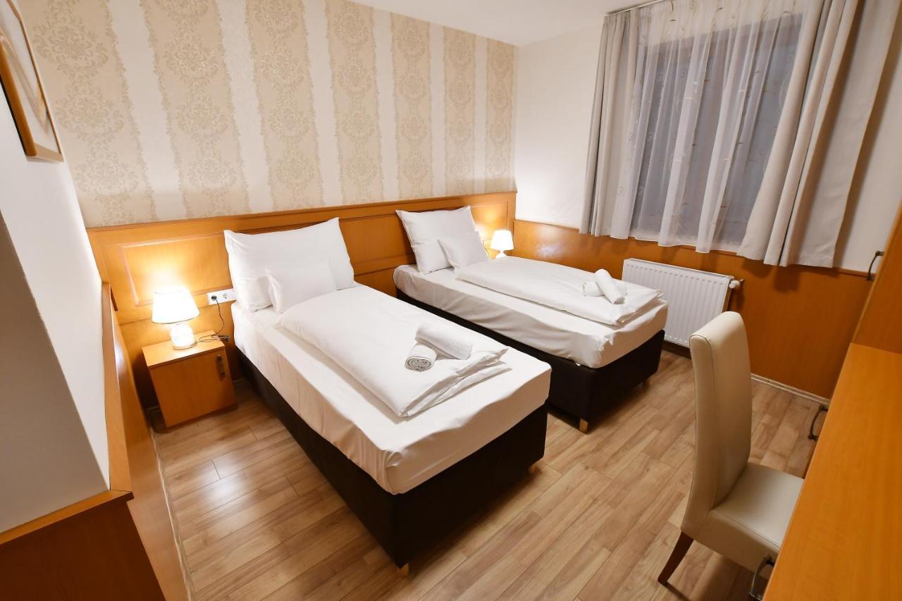 Hotel Barbakan Pécs Eksteriør billede