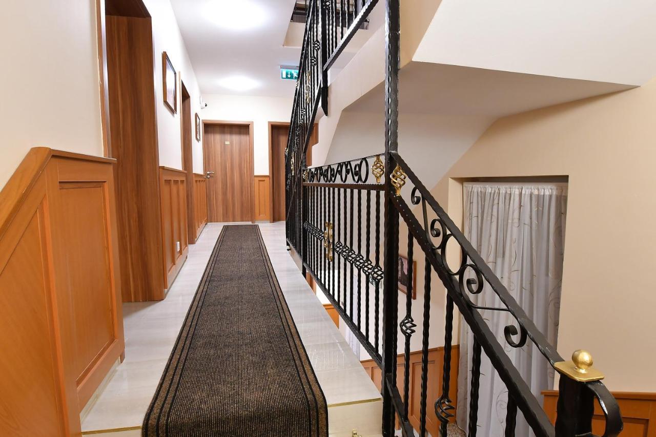 Hotel Barbakan Pécs Eksteriør billede