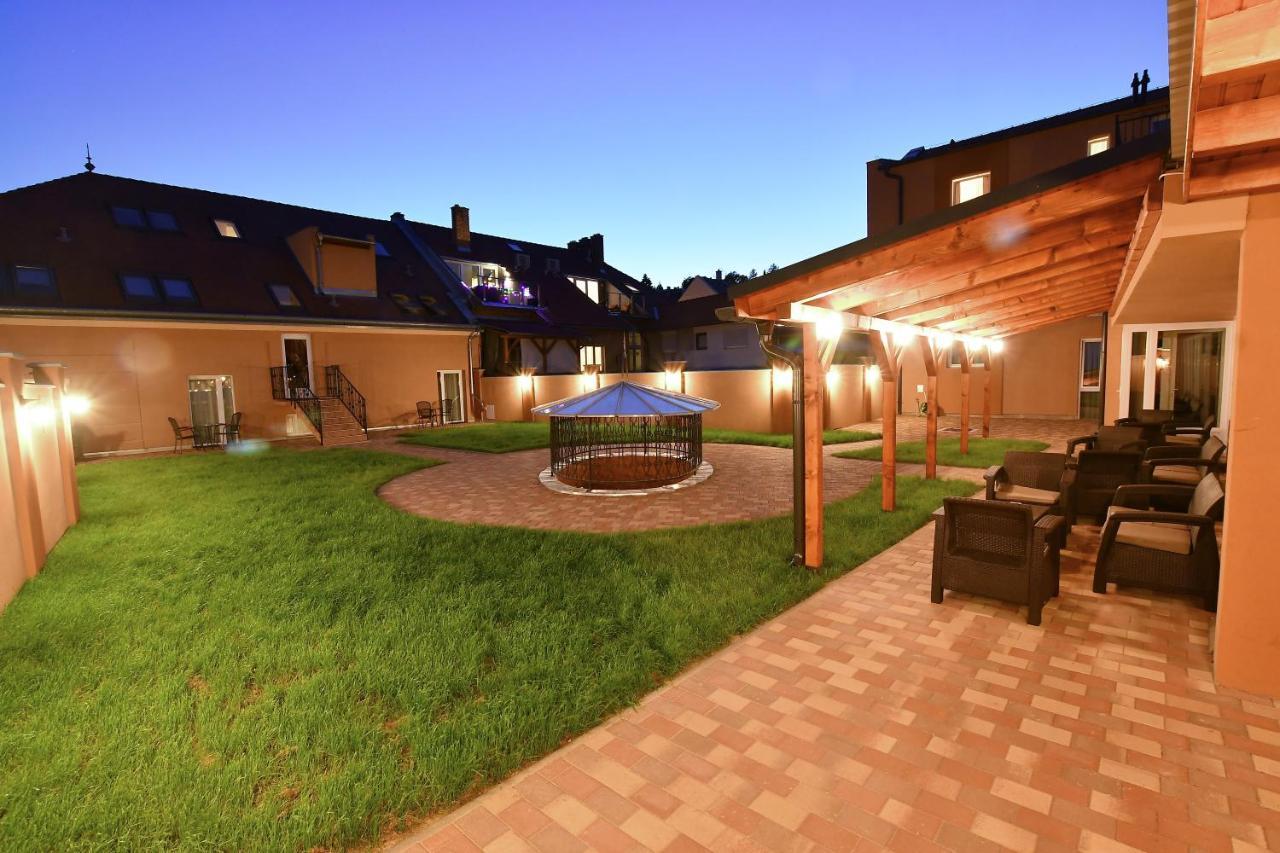 Hotel Barbakan Pécs Eksteriør billede