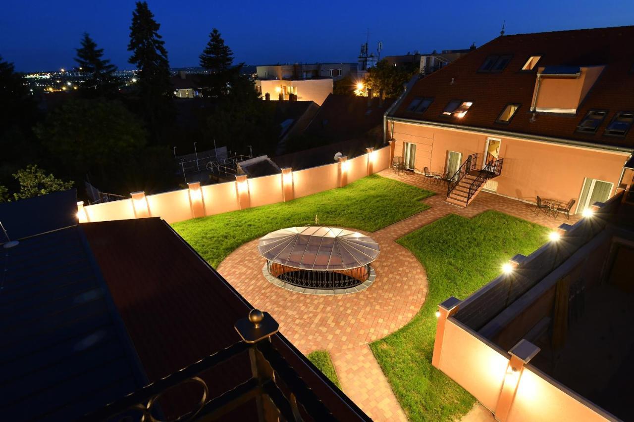 Hotel Barbakan Pécs Eksteriør billede