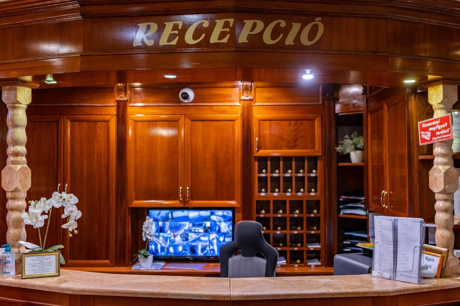 Hotel Barbakan Pécs Eksteriør billede