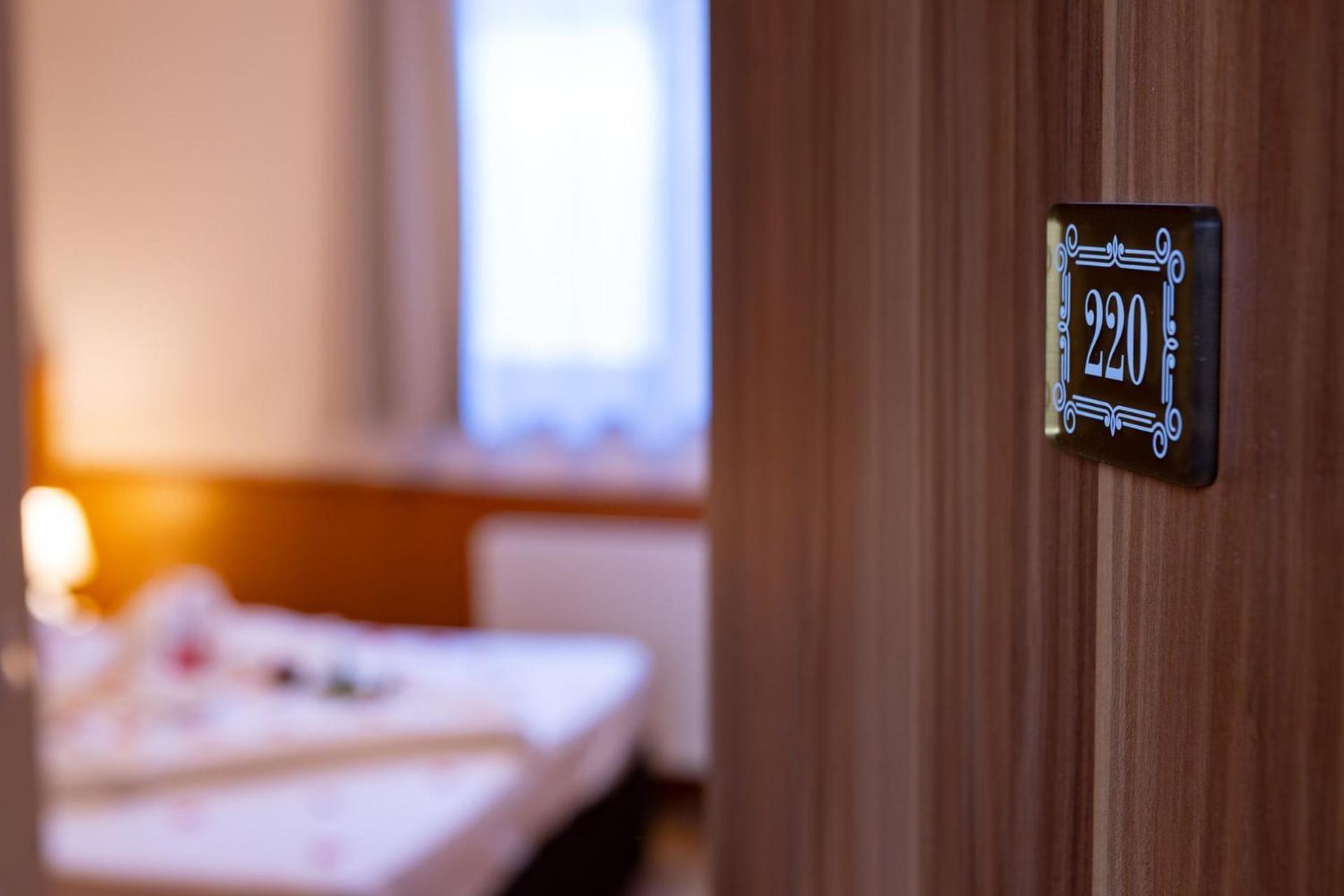 Hotel Barbakan Pécs Eksteriør billede